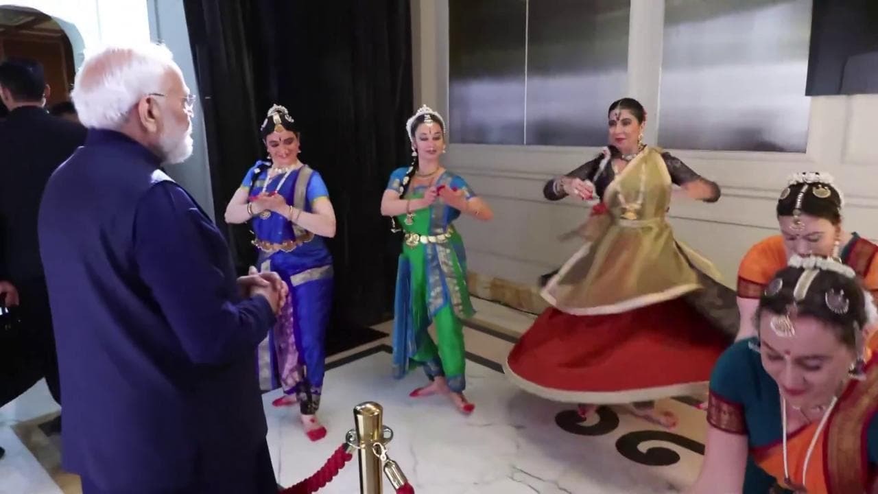 Modi a Roma, ballerine italiane eseguono danze classiche indiane. Lui applaude: "Quanta passione"