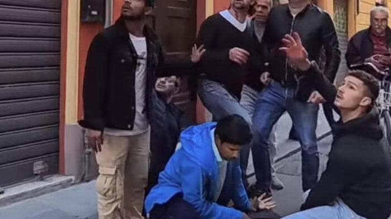 Salim El Koudri bloccato a terra dopo l'aggressione a Modena (Instagram)
