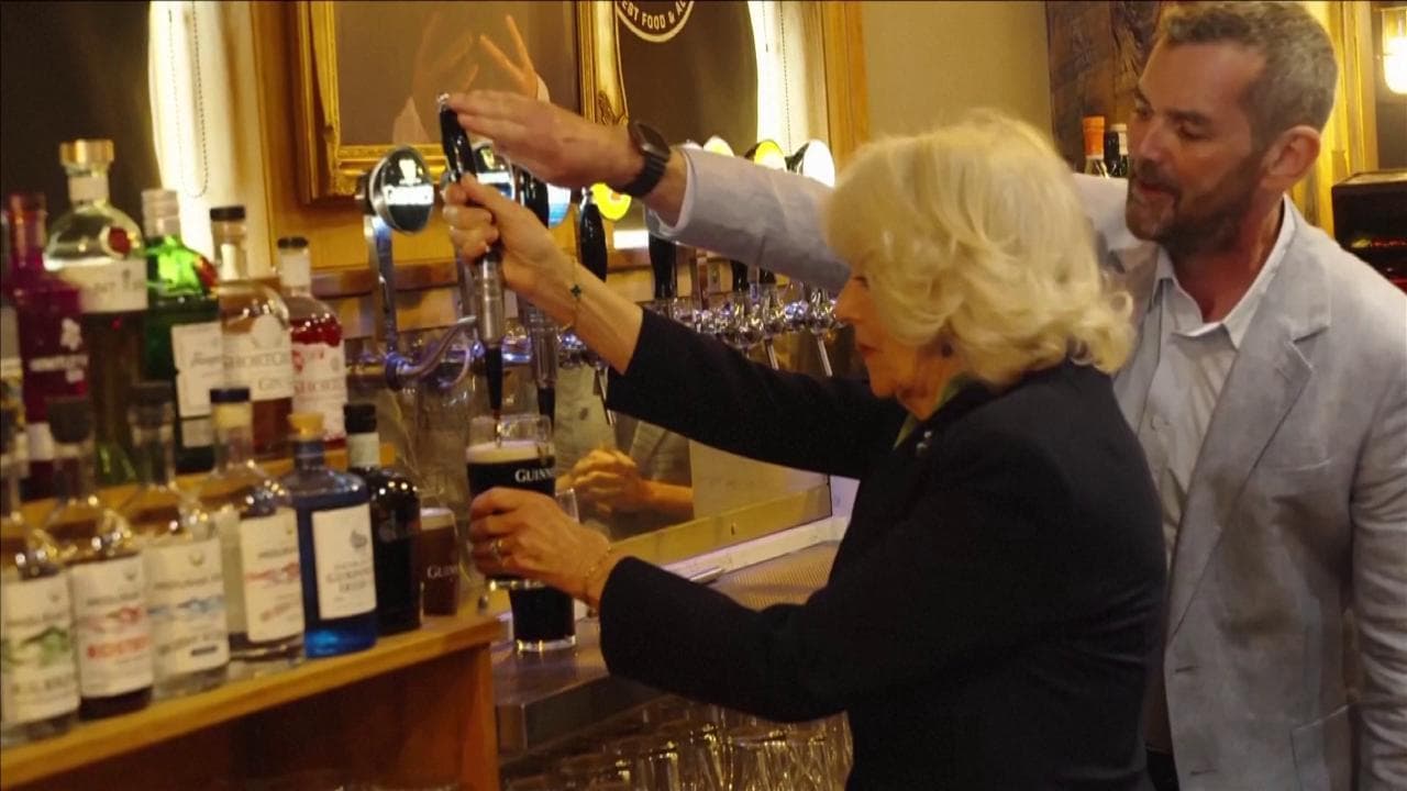 La regina Camilla serve birra al pub: bagno di folla in Irlanda del Nord