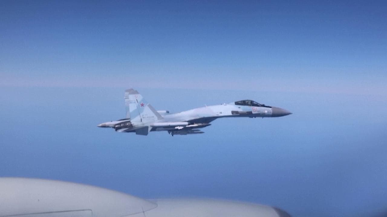 Jet russi sfiorano un aereo militare britannico sul Mar Nero: il video diffuso da Londra