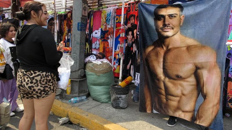 L’immagine di Omar García Harfuch stampata su un asciugamano in un mercato di Città del Messico (Getty images)