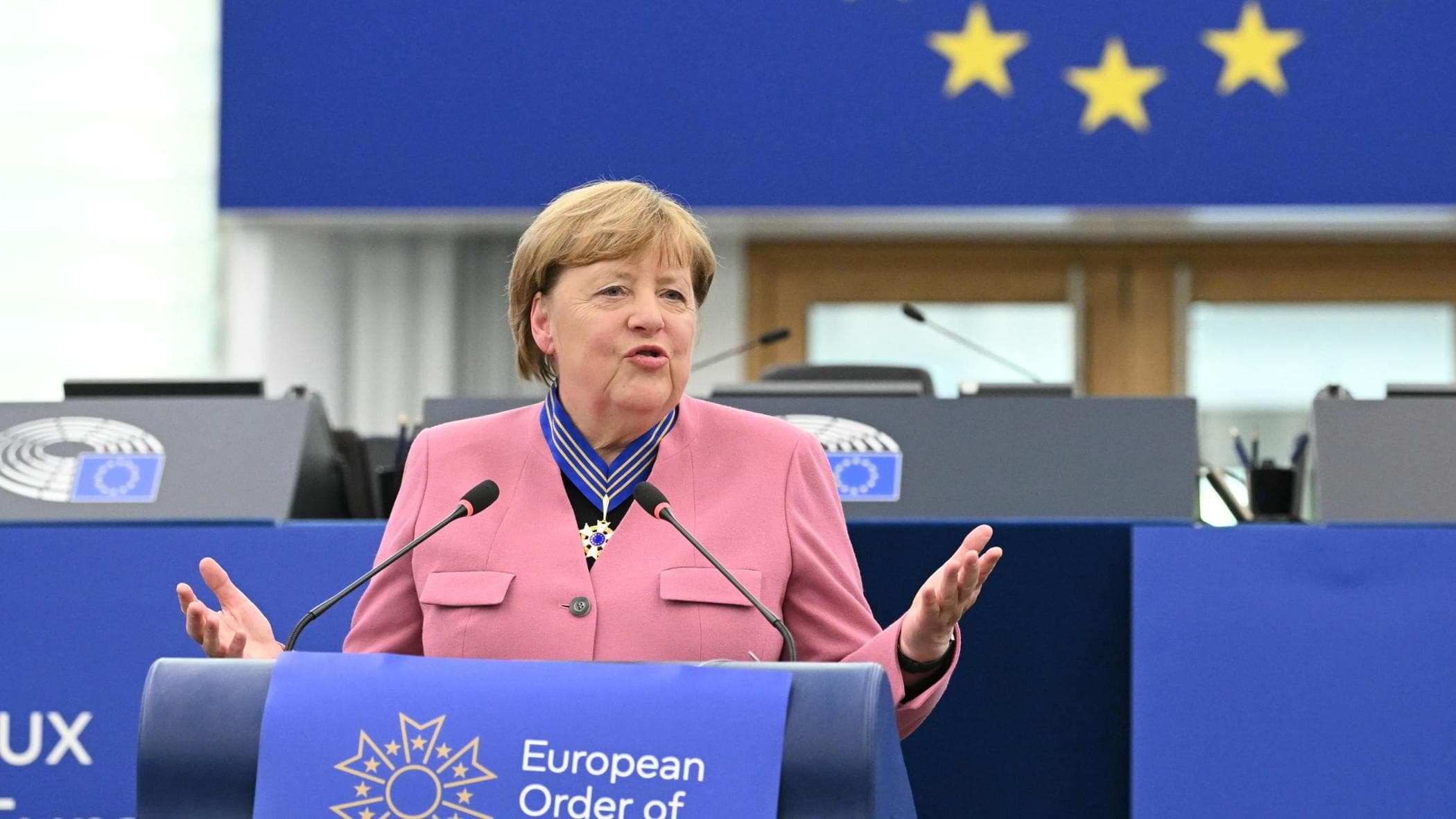 “Merkel o Draghi per trattare la pace in Ucraina”. Ma l’Ue rimane divisa su Mosca