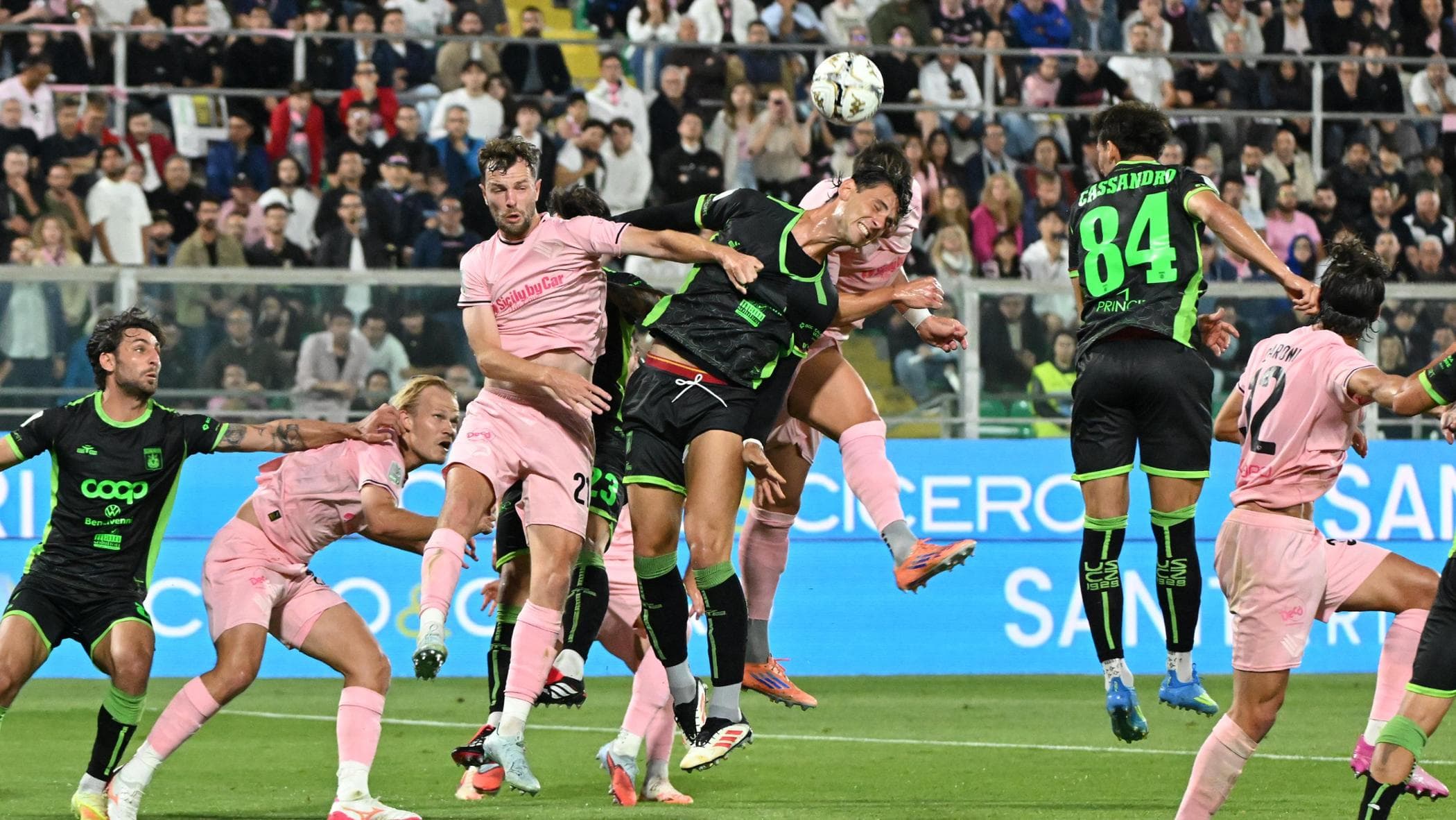 Palermo 2-0 kazandı ama Catanzaro finale yükseldi: Serie A, Monza ile oynanacak