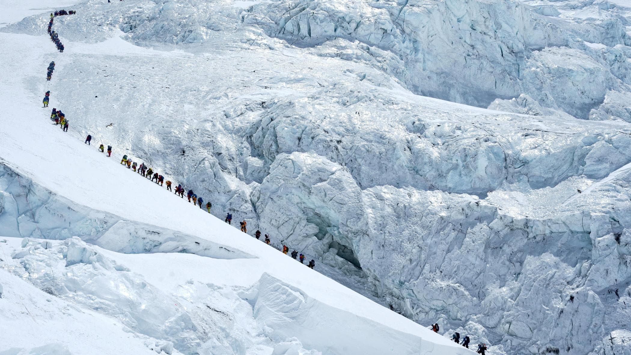 Everest, 274 alpinisti in vetta lo stesso giorno. Mai così tanti dal Nepal. Impresa o scempio?