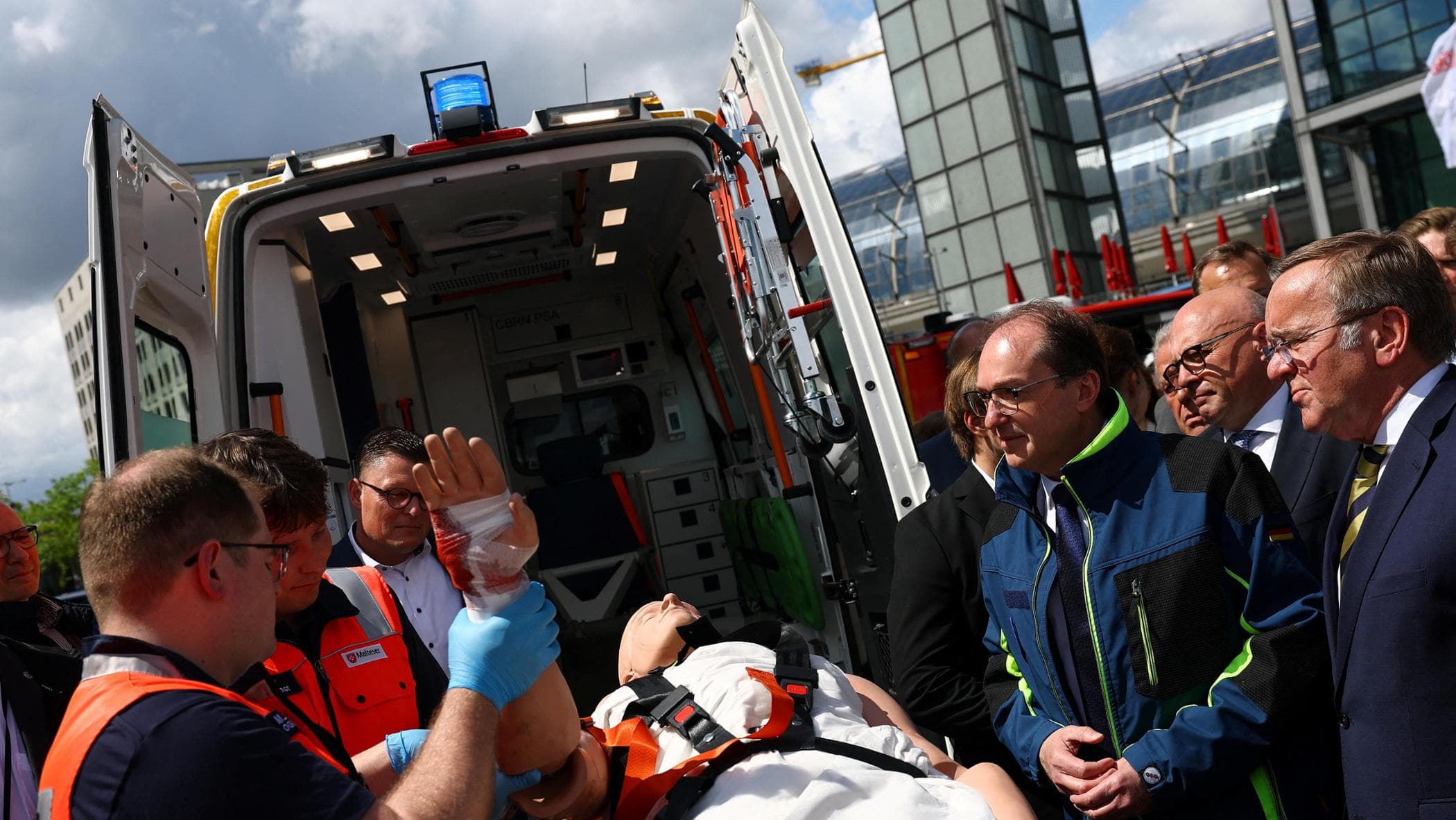 Prove di guerra a Berlino, dalle sirene al cibo da bunker: ecco il “patto per la protezione civile”