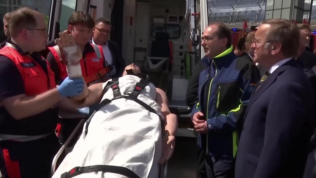 Berlino, prove di guerra e protezione civile in piazza: massaggi cardiaci, bunker e maschere antigas