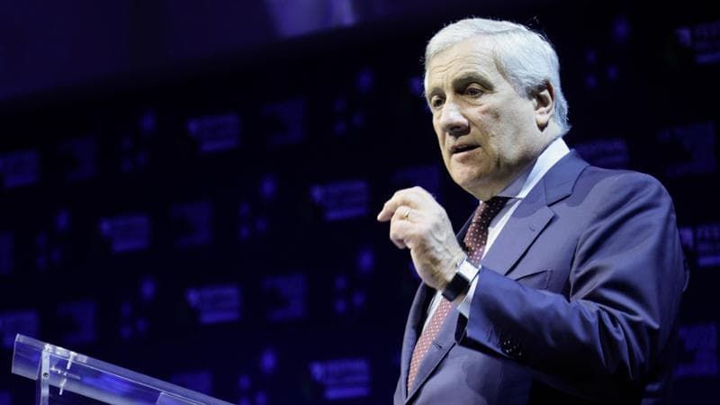 Tajani: “Se facciamo più figli possiamo ridurre il numero di migranti regolari”. Il Pd attacca
