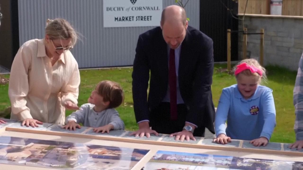 Cornovaglia, William nel cantiere di dieci case green: le impronte nel cemento con i bambini