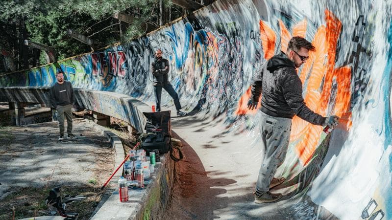 Adnan Hamidović, 43 anni, al lavoro a Sarajevo. La pista di bob costruita per le Olimpiadi invernali del 1984 e le facciate dei palazzi di architettura socialista sono alcune delle superfici usate per colorare il volto della città, che ancora porta i segni della guerra finita nel 1995 con il trattato di Dayton (Ahmed Avdagic /  Ahmedaga)