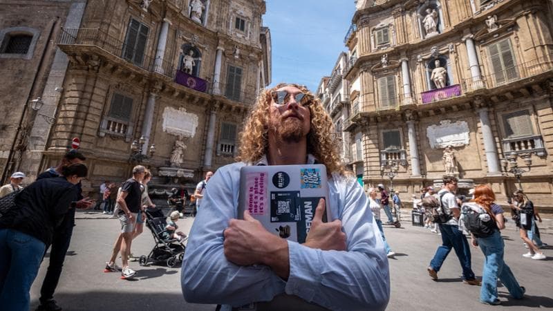 Salomon, 28 anni, arriva dalla California e si occupa del supporto informatico di università e ospedali americani: lavora da remoto dalle 17 alle 24. Qui è ritratto ai Quattro Canti (Igor Petyx)