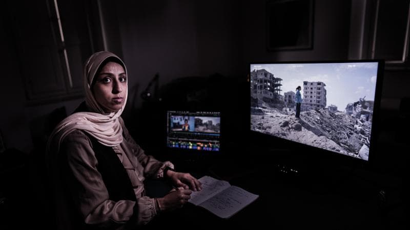 Ruwaida Amer mentre monta le immagini del documentario a cui sta lavorando: per mesi ha mandato in Italia  suoni e immagini che registrava a Gaza (Luigi Narici/Agf)