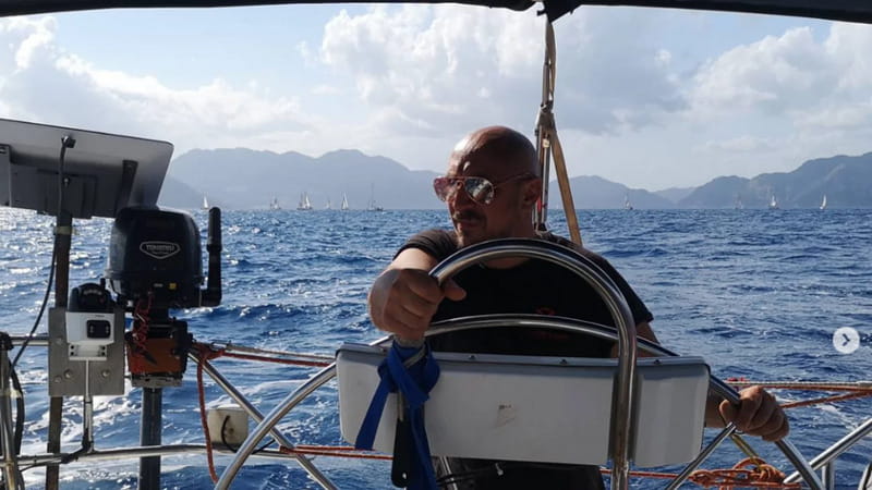Anteprima: L’attivista della Flotilla: “Chiuso in uno stanzino con un coltello alla gola fingevano d…