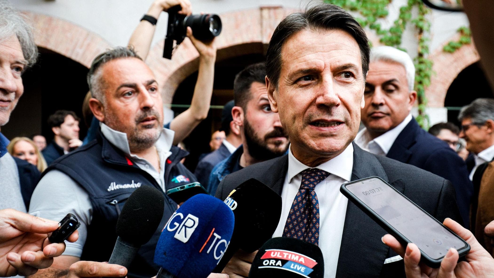 Conte: “Governo ipocrita sul blitz. Finta giravolta della premierdopo la batosta al referendum”