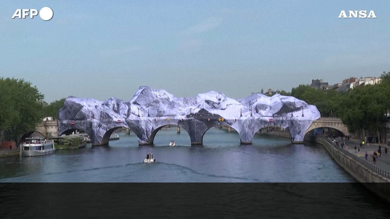 Parigi, Pont Neuf trasformato da JR divide il pubblico: "Ma che c'entrano le montagne con la città?"