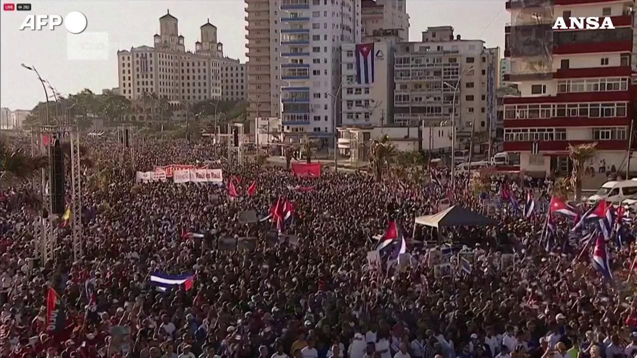 Cuba, incriminazione Raúl Castro: in migliaia protestano davanti all'ambasciata Usa
