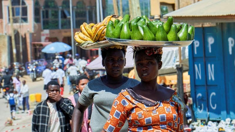 Una donna congolese vende frutta