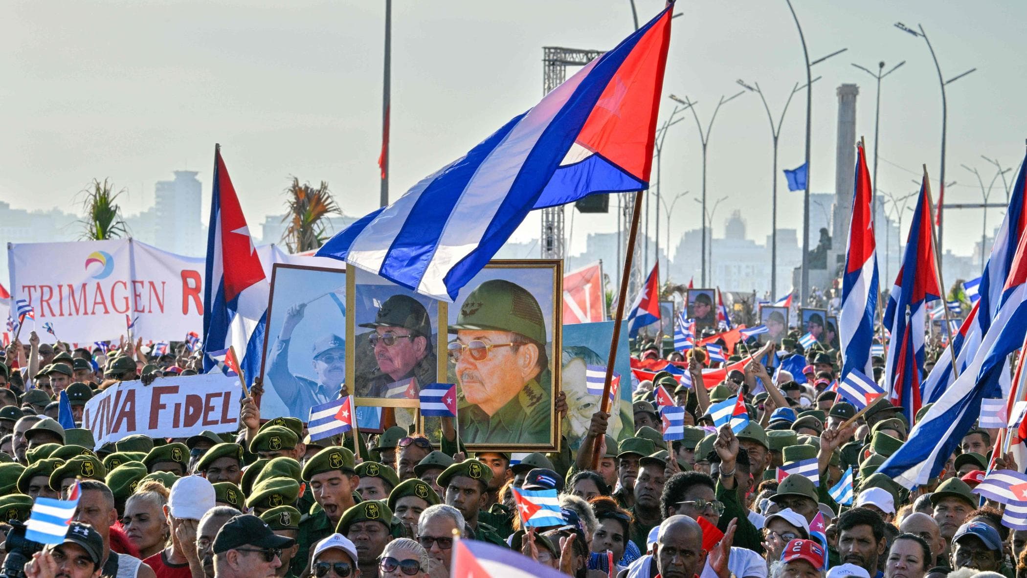 Cuba, sul Malecón la folla per Raúl Castro. “Non siamo noi a volere la guerra ma ci difenderemo”