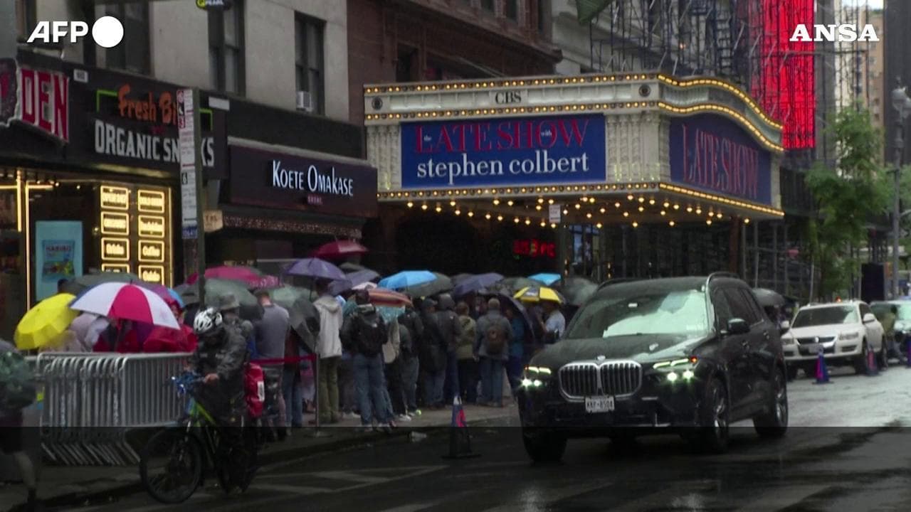 Ultimo Late Show, i fan: "Colbert un uomo libero che dice la verità, troppe interferenze politiche"