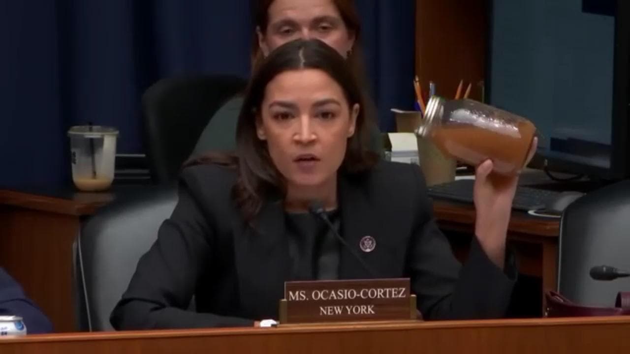 La battaglia di Ocasio-Cortez: "Così i data center inquinano le falde". E mostra della fanghiglia