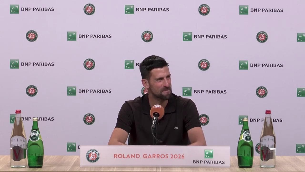 Squilla il telefonino del giornalista, Djokovic: "Rispondo io?". Poi difende i tennisti dimenticati
