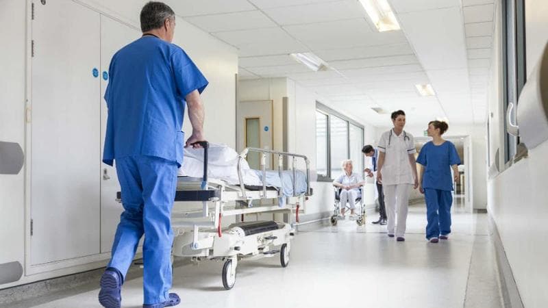 Anteprima: Sanità, il 65% dei medici almeno una volta in burnout. Gettonisti ancora in metà dei pron…