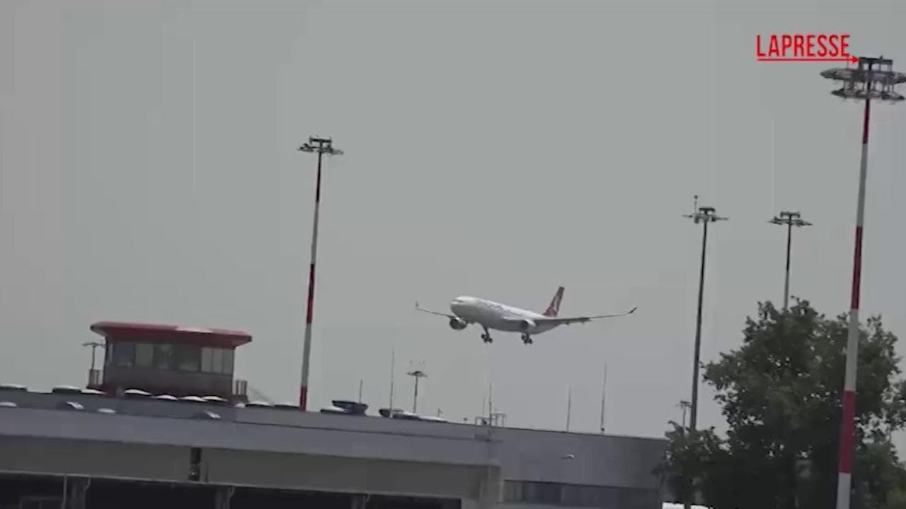 Malpensa, l'arrivo delle salme dei quattro sub italiani morti alle Maldive