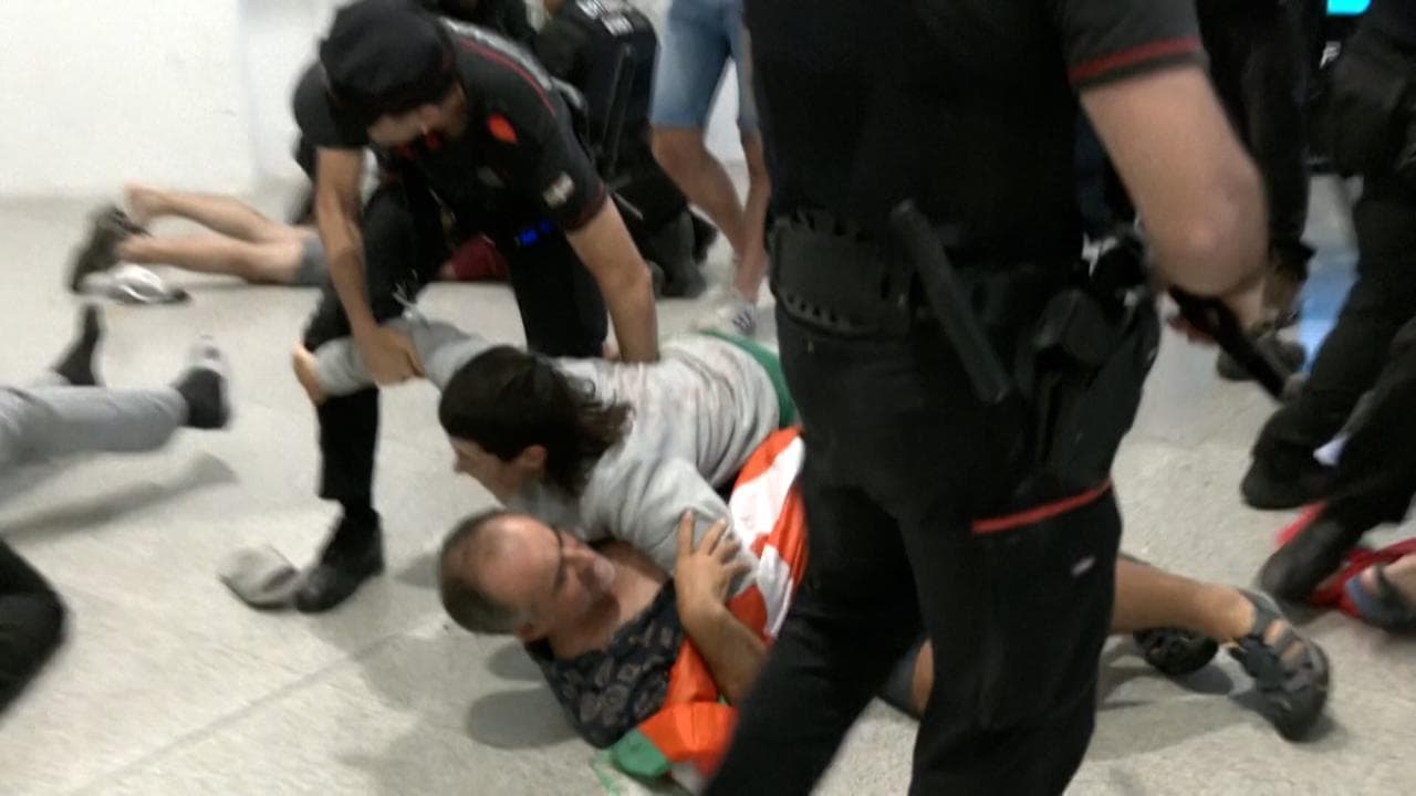 Bilbao, il ritorno degli attivisti della Flotilla rilasciati da Israele finisce nel caos