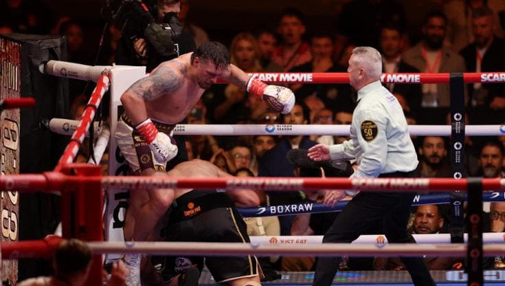 Usyk capolavoro alle Piramidi di Giza: sembra spacciato, poi vince per kot con Verhoeven