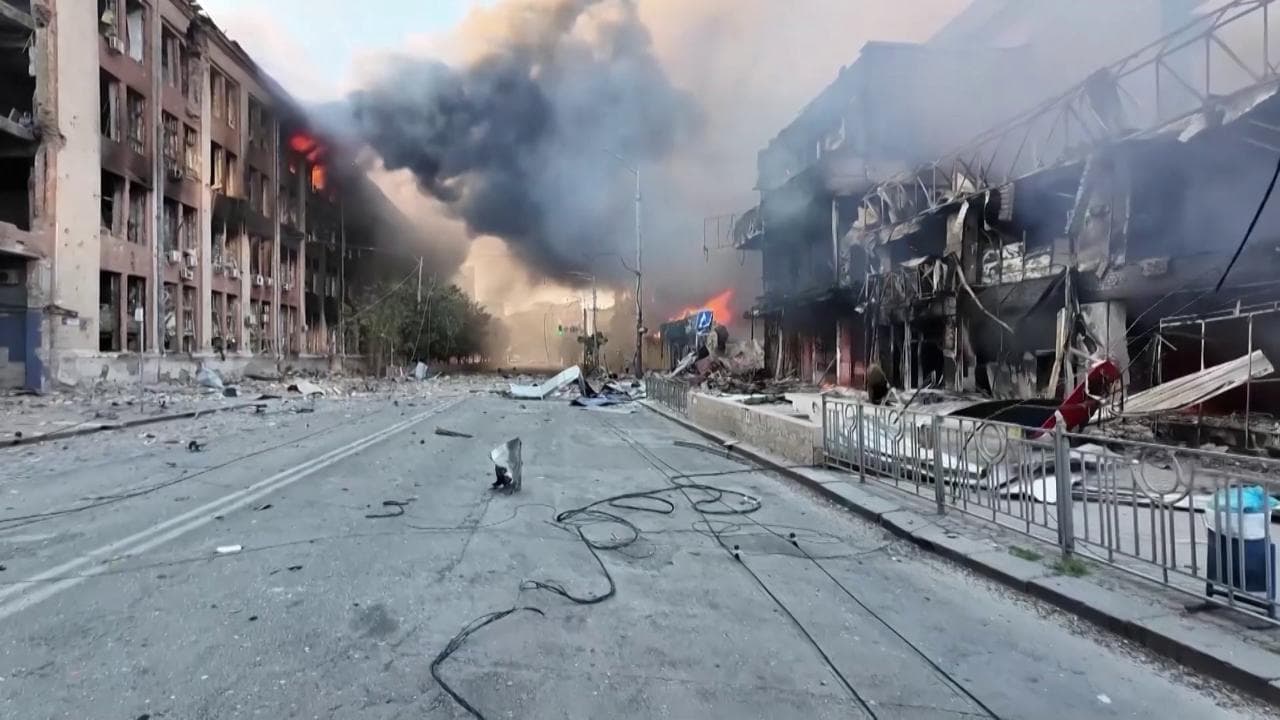 Kiev, la mattina dopo: i danni dell'attacco russo e i primi interventi dei Vigili del Fuoco