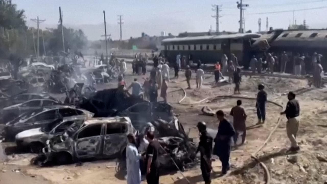 Pakistan: attacco a un treno di militari, decine di vittime