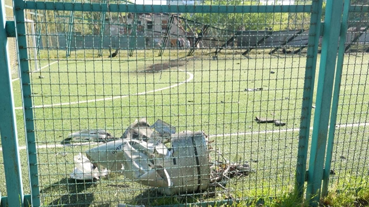 Kiev, i bombardamenti russi colpiscono le scuole: i resti di un missile nel campetto da calcio