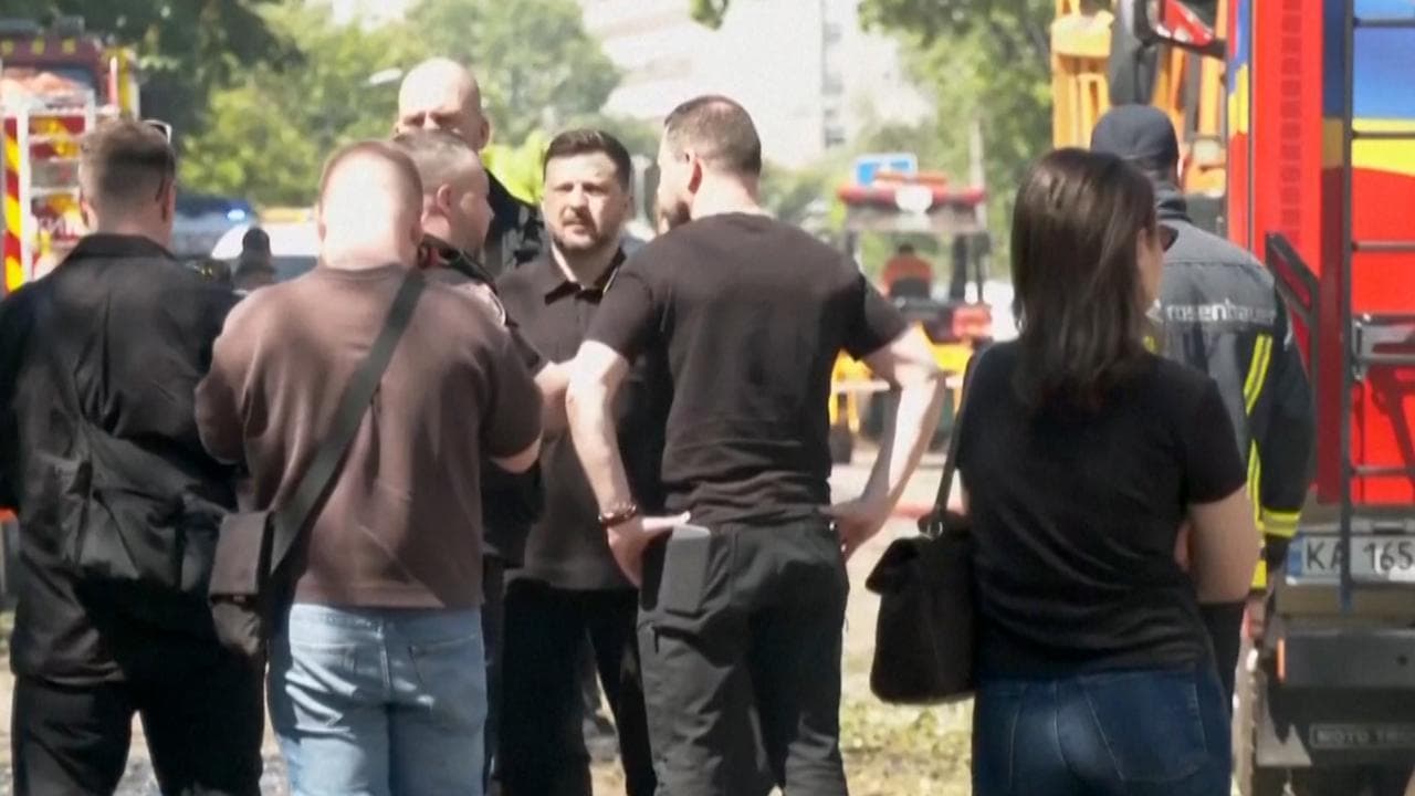 Ucraina: Zelensky visita i quartieri di Kiev devastati dall'attacco russo