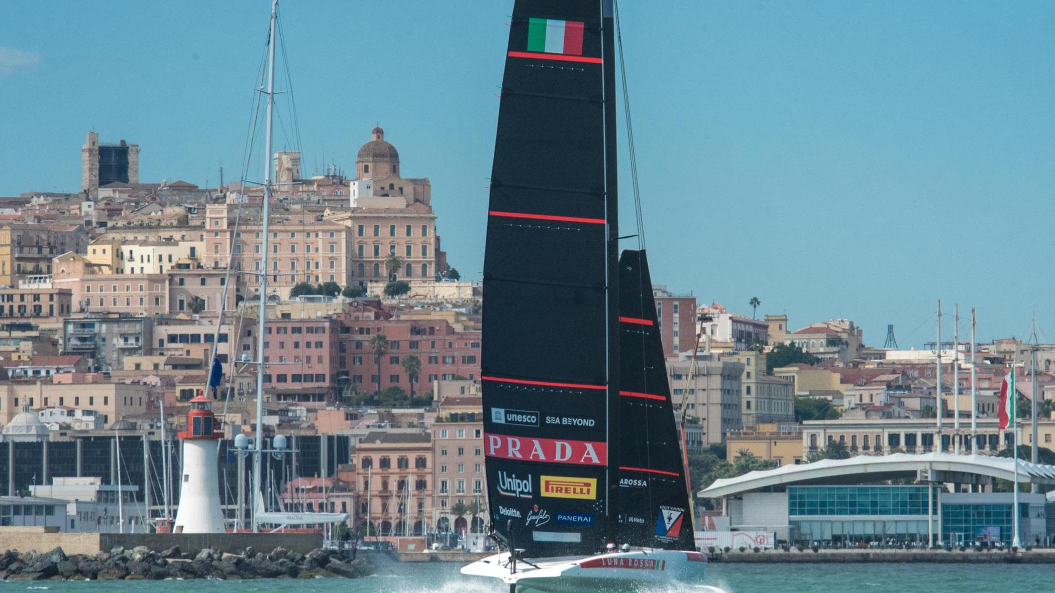America’s Cup, Luna Rossa di Burling e Tita trionfa a Cagliari battendo in finale New Zealand