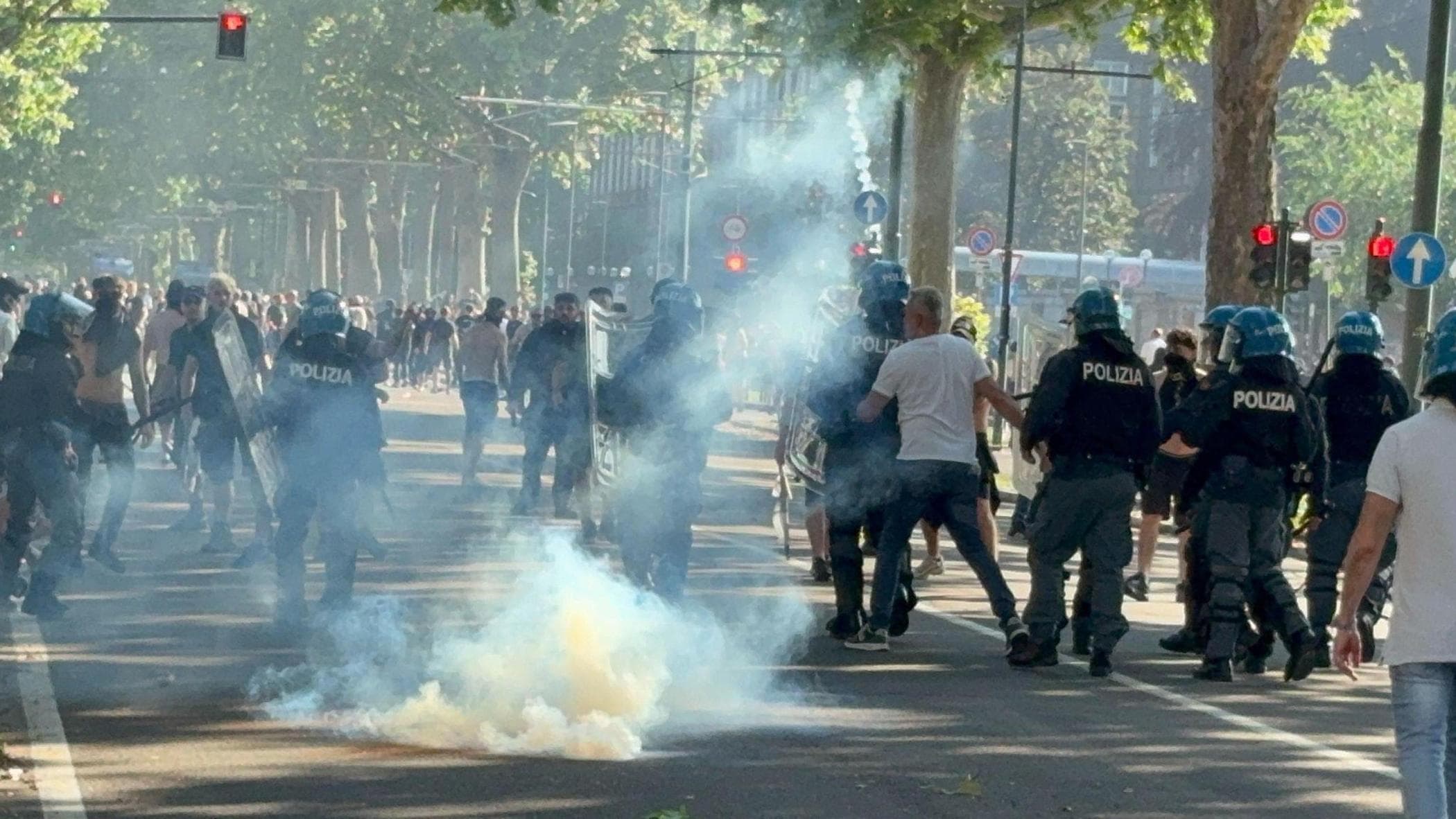 Provocazioni, inseguimenti, sassi e bombe carta: così è esplosa la violenza prima del derby