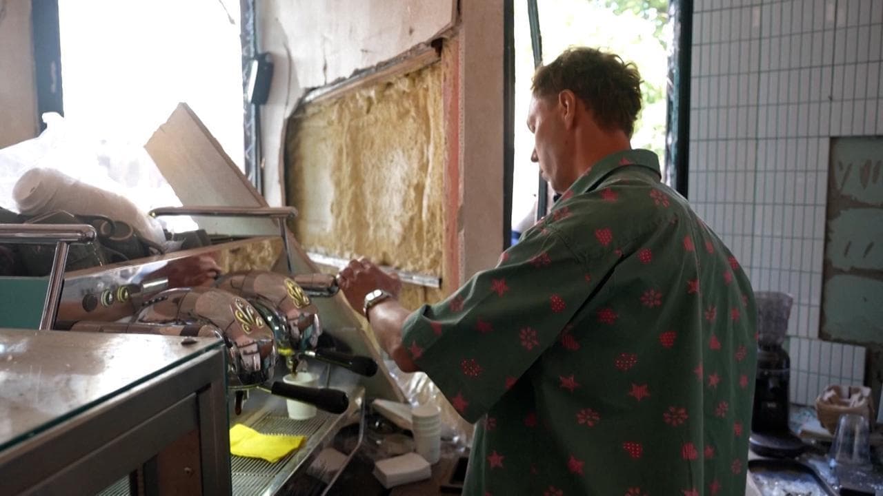 Kiev, un caffè sotto le bombe: apre il bar distrutto dai raid russi il giorno dopo l'inaugurazione