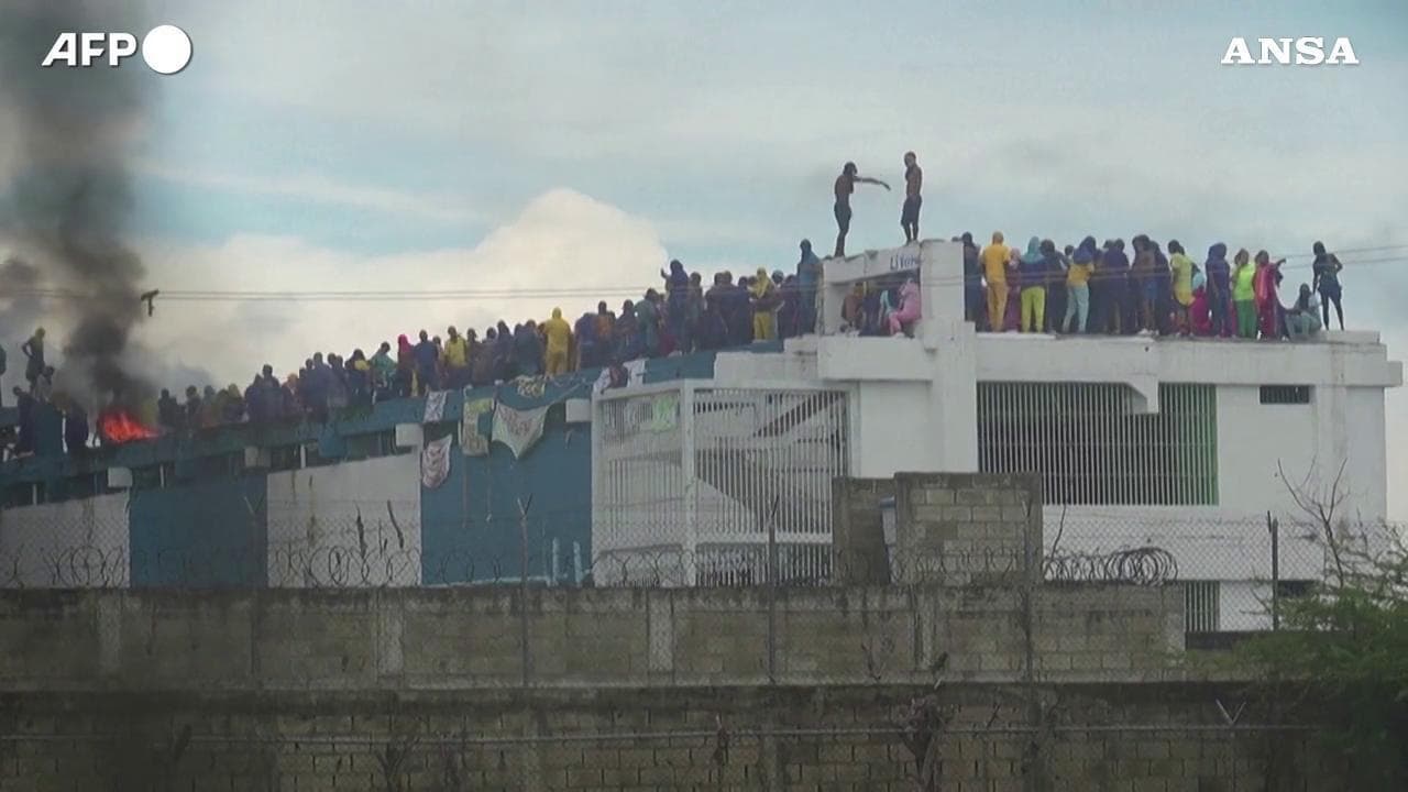 Venezuela, i detenuti si ribellano e occupano la prigione tra lenzuola in fiamme: "Ci torturano"