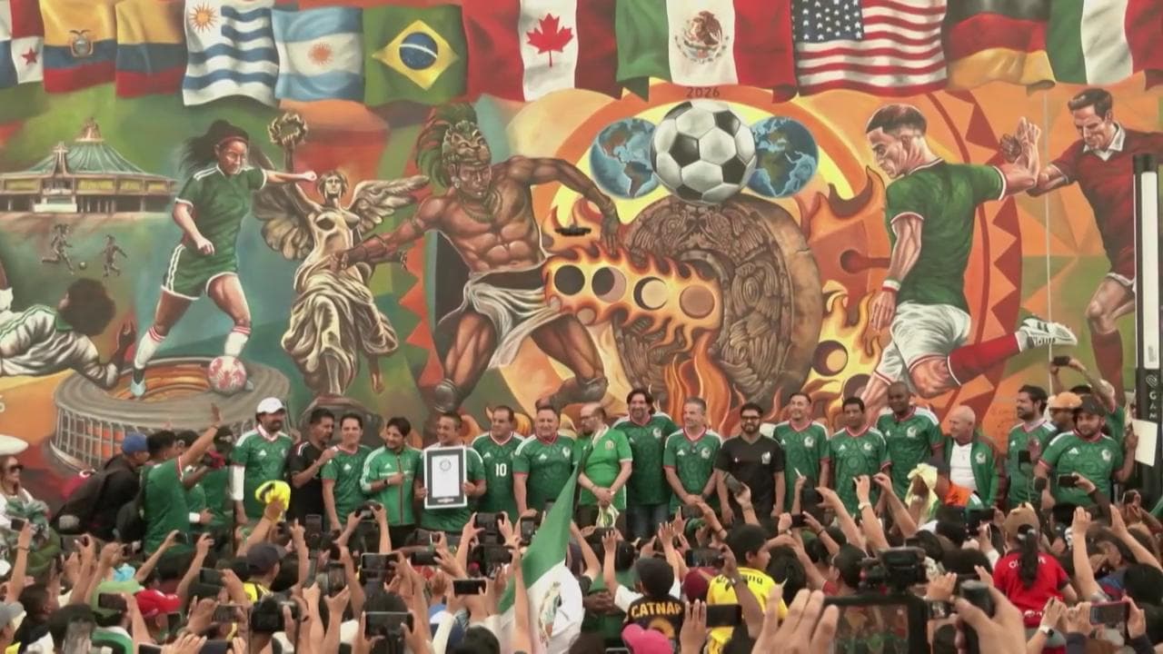CIttà del Messico, inaugurato il murale record del mondo dedicato ai prossimi mondiali di calcio