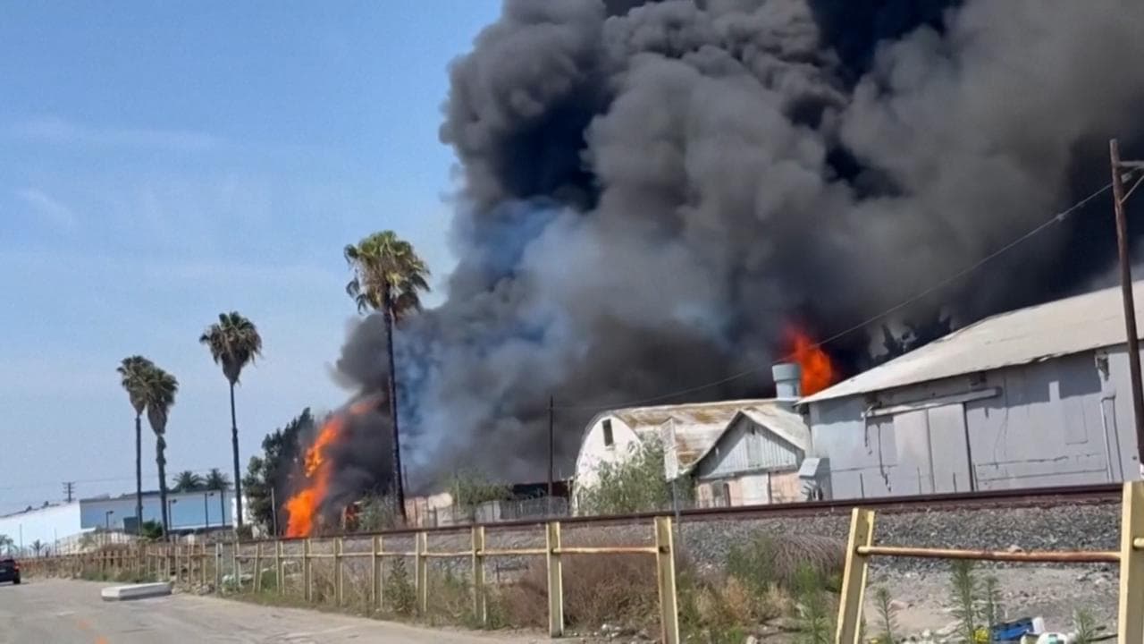 California, incendio allo stabilimento chimico: chiesto lo stato di emergenza