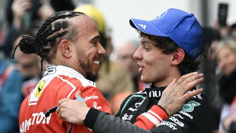 Lewis Hamilton abbraccia Kimi Antonelli