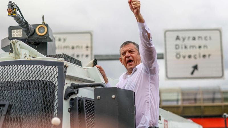 Anteprima: Turchia, sotto i lacrimogeni l’opposizione trova una stella: Özgür Özel guida la sfida a…