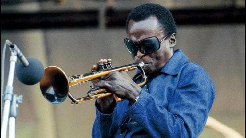Miles Davis, il centenario di un genio tra libri e metamorfosi musicali