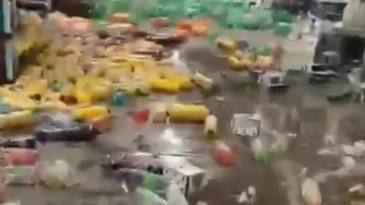 Cile, terremoto di magnitudo 6.9: la scossa e i danni ripresi all'interno di locali e supermercati