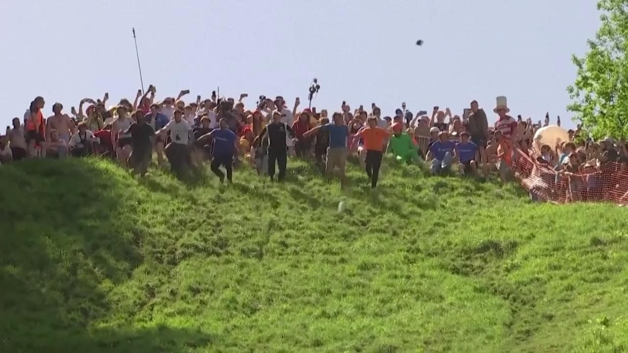 Gb, la gara del "Cheese Rolling": si rotola giù da una collina per inseguire una forma di formaggio