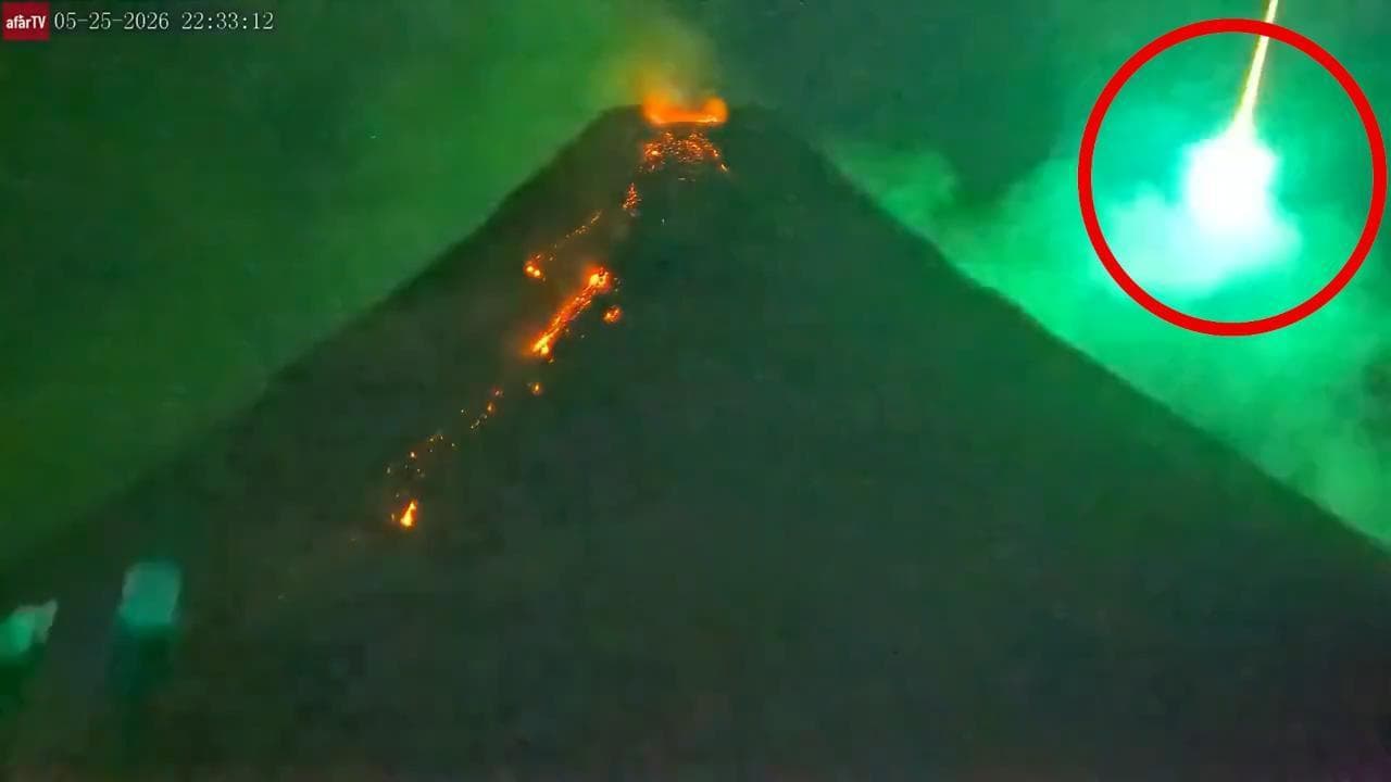 Filippine, una scia di luce illumina la notte: bolide solca il cielo durante l'eruzione del vulcano