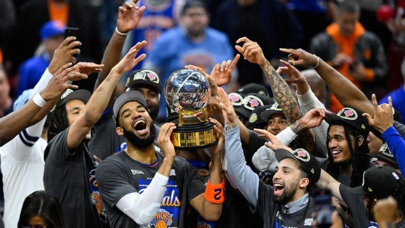 i giocatori dei Knicks con il trofeo della Eastern Conference
