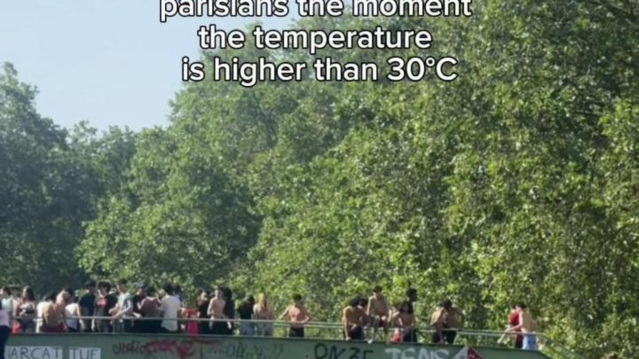 Parigi sopra i 30 gradi: il tuffo rinfrescante (e impavido) nei canali della città