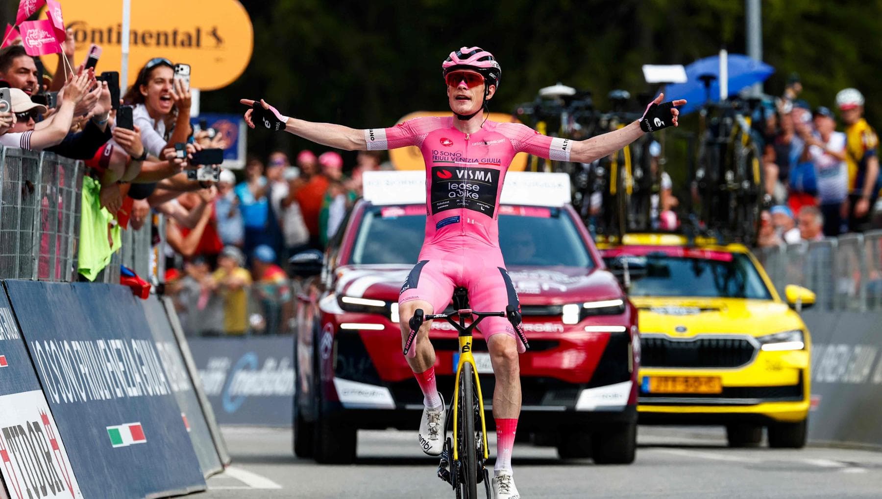 Vingegaard domina anche a Carì, quarto successo di tappa per il danese. Crolla Pellizzari