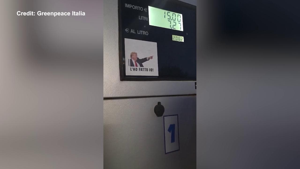 Caro carburanti, Greenpeace incolla adesivi di Trump che indica il prezzo: "L'ho fatto io"