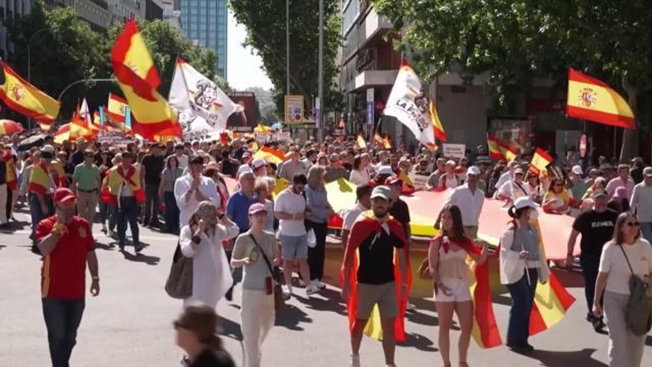 Madrid, decine di migliaia di persone in marcia: "Dopo Zapatero vogliamo le dimissioni di Sánchez"