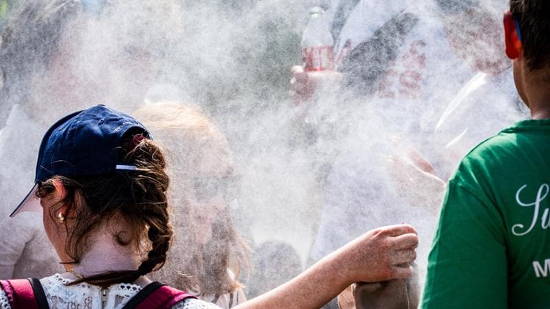 Gli idranti spruzzano acqua sul pubblico del Roland Garros